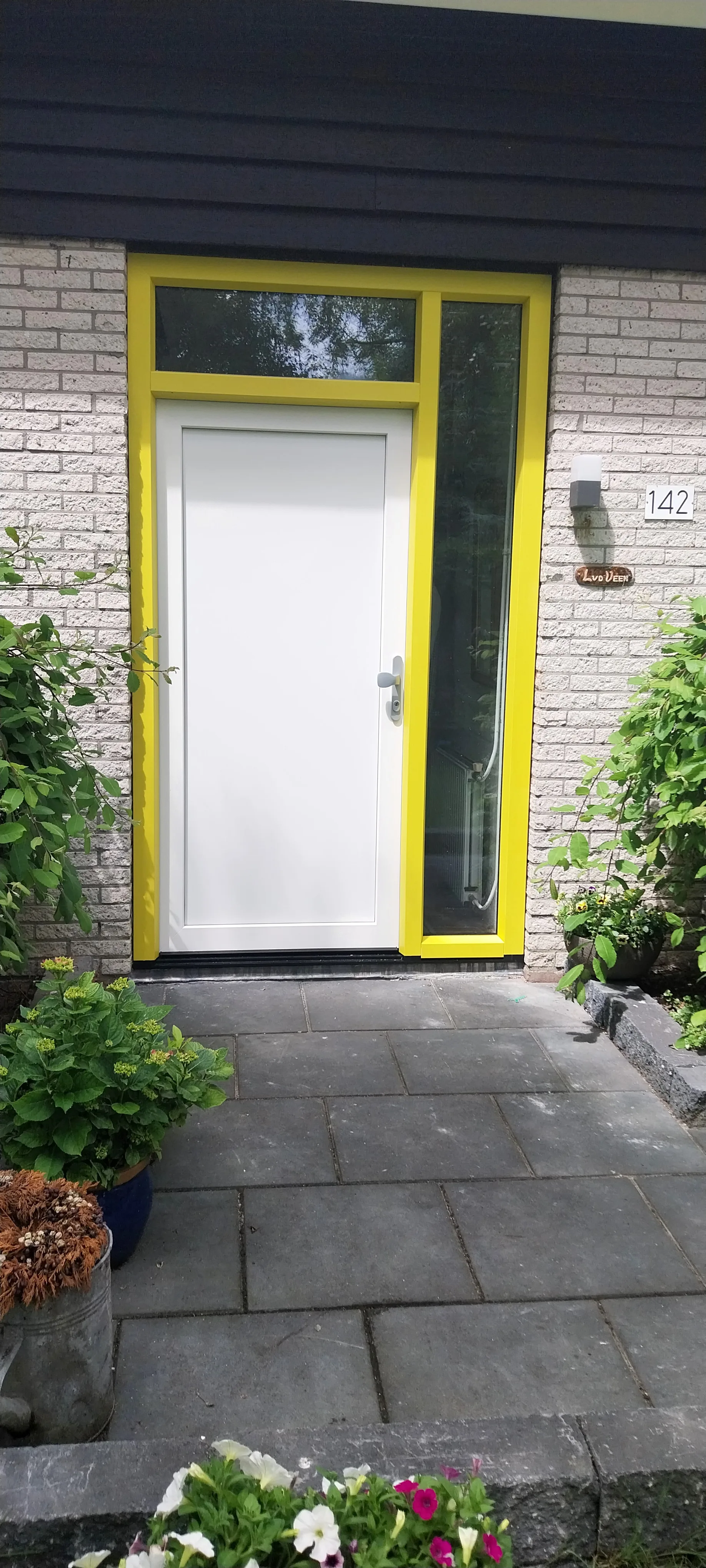 Witte kunststof voordeur met zijlicht