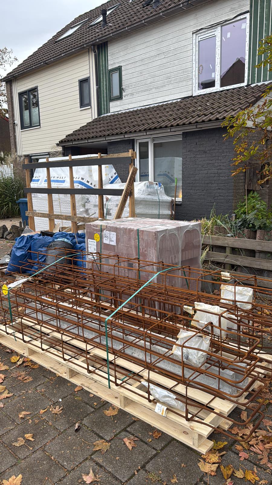 Bekisting en wapening voor de fundering van een aanbouw