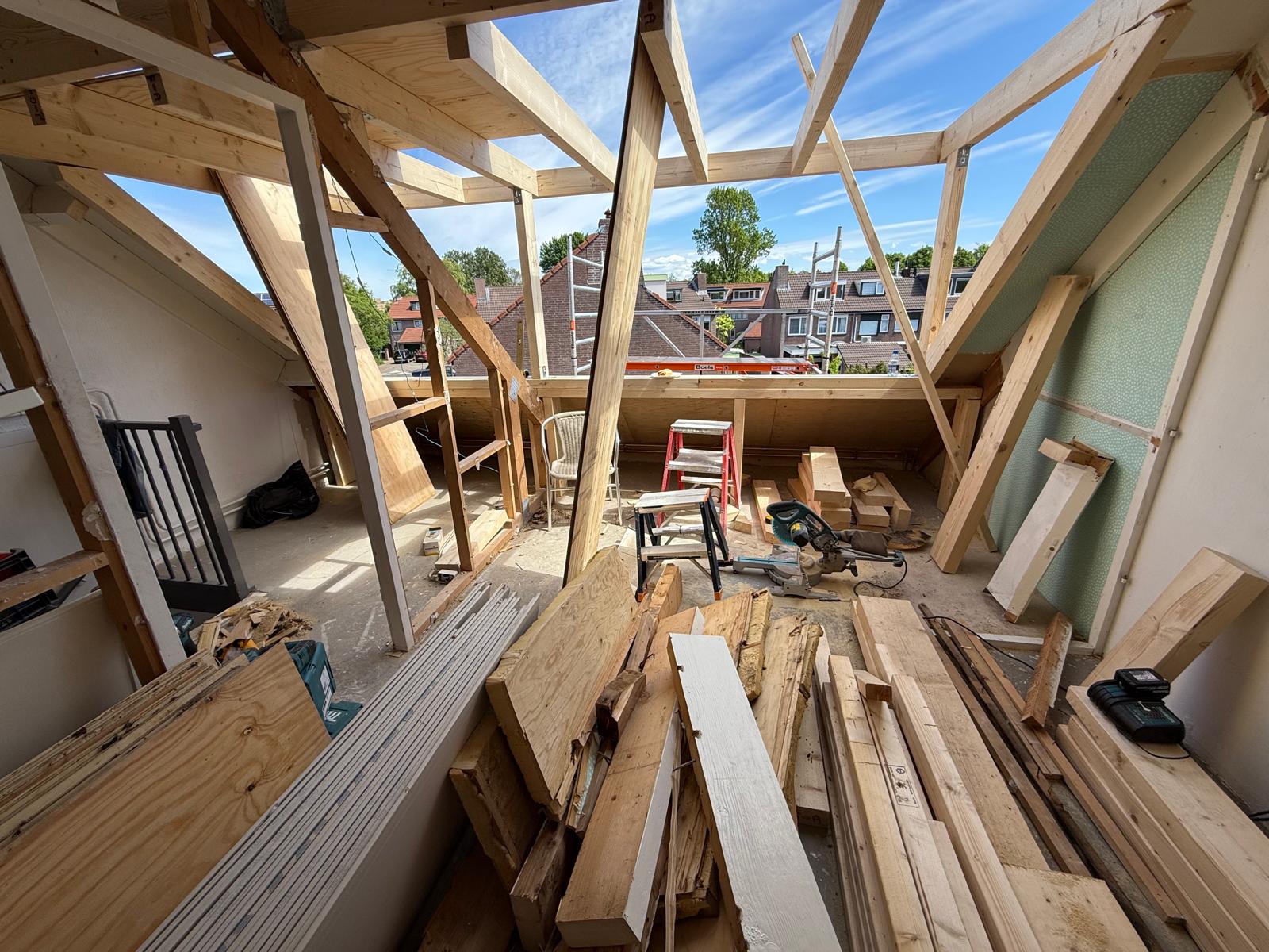 Houten balkconstructie van een dakopbouw in aanbouw