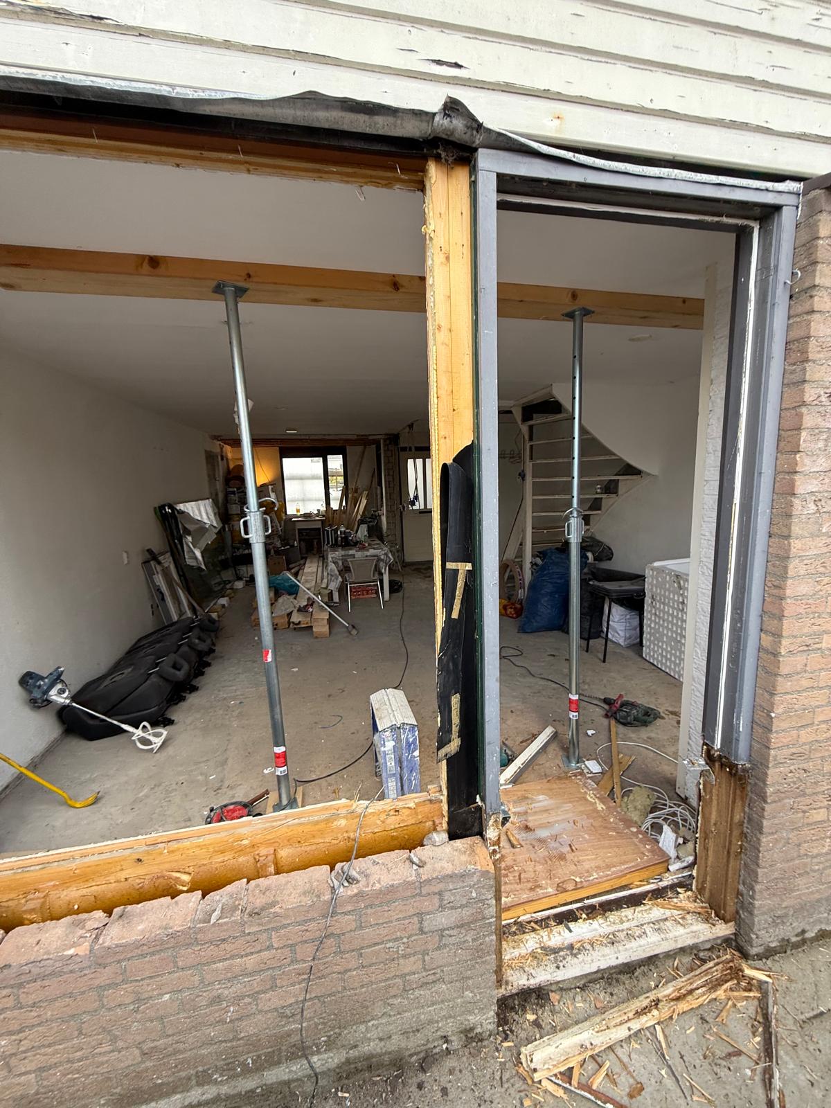 Gevelopening met stempels voor het plaatsen van een draagbalk