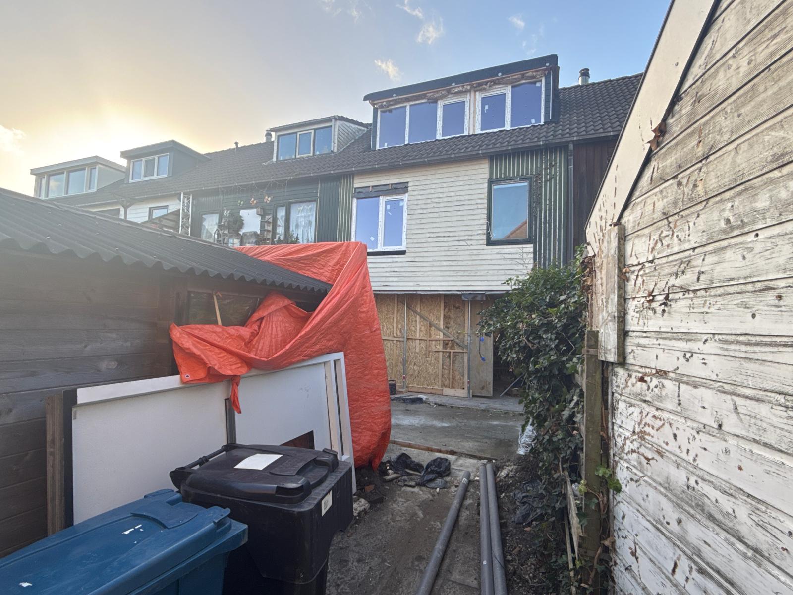 Achtertuin van een rijwoning tijdens verbouwwerkzaamheden