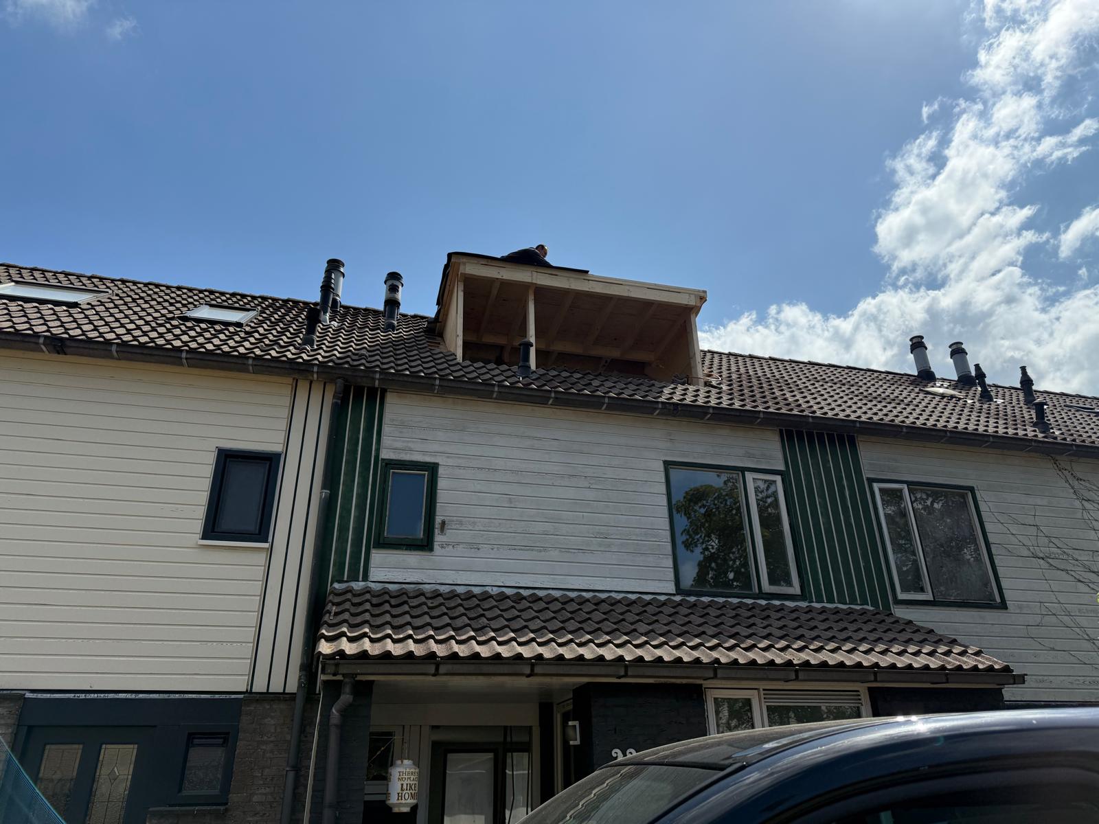 Nieuwe dakopbouw in aanbouw op het dak van een rijwoning