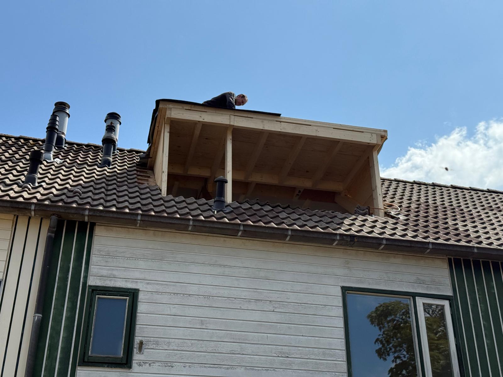 Nieuwe dakopbouw op het dak van een rijwoning
