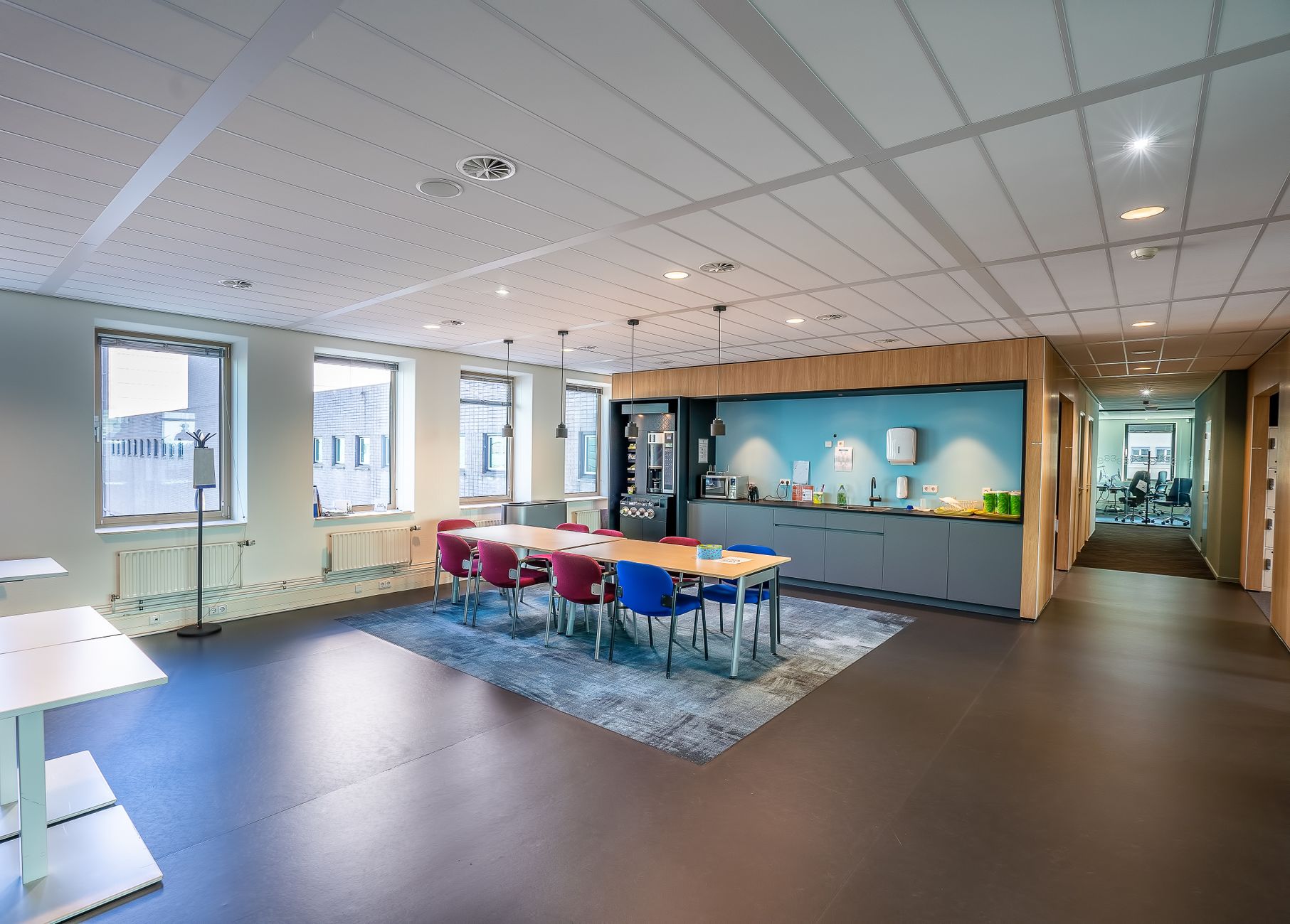 Kantoorruimte met donkere vloer en eettafel