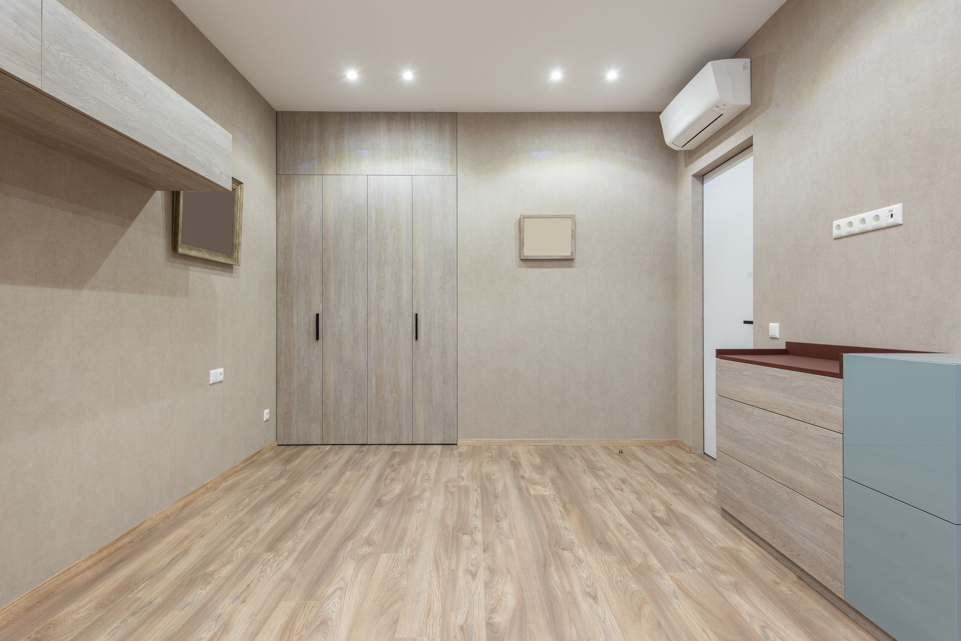 Kamer met inbouwkast en lichte laminaatvloer