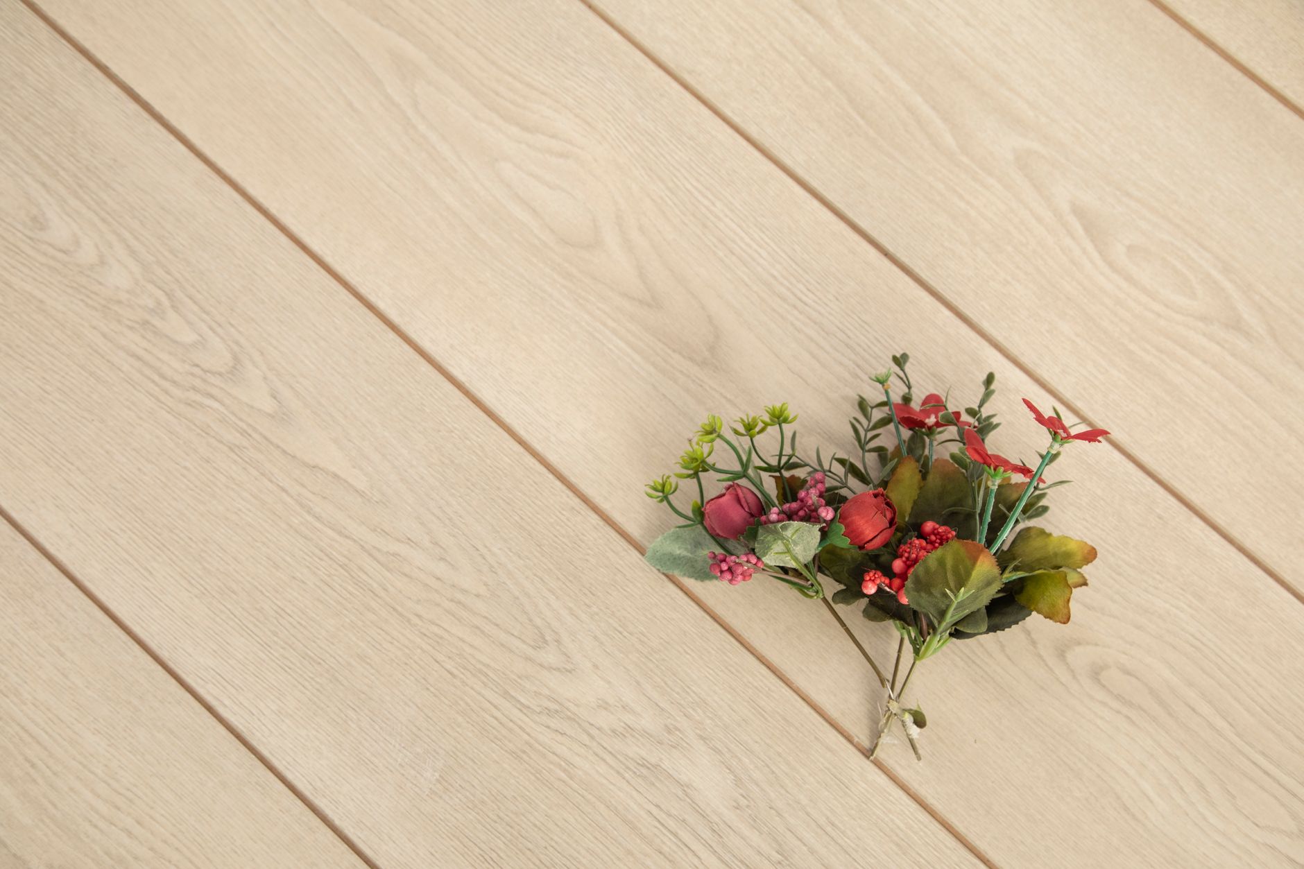 Lichte laminaatvloer met een klein bosje bloemen