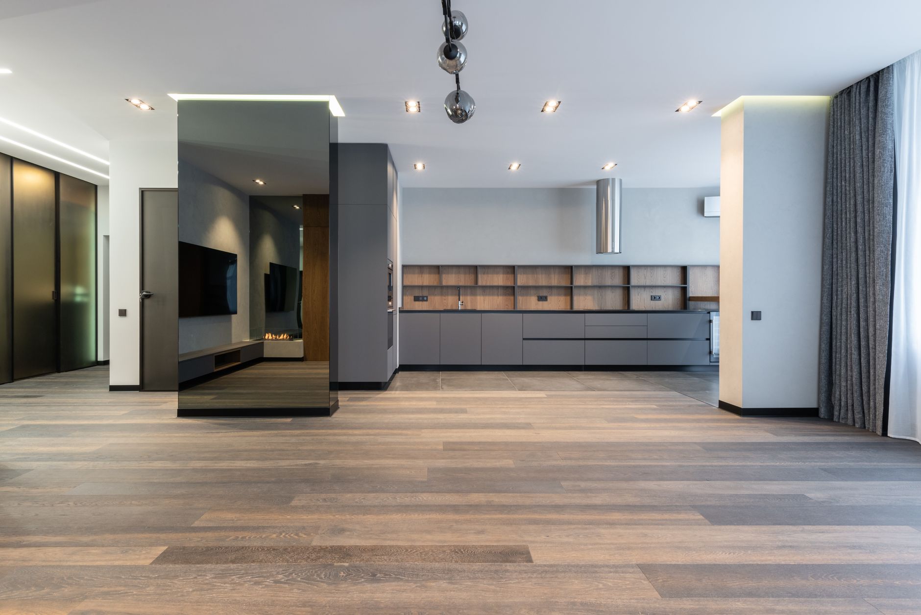 Moderne open ruimte met grijsbruine houten vloer