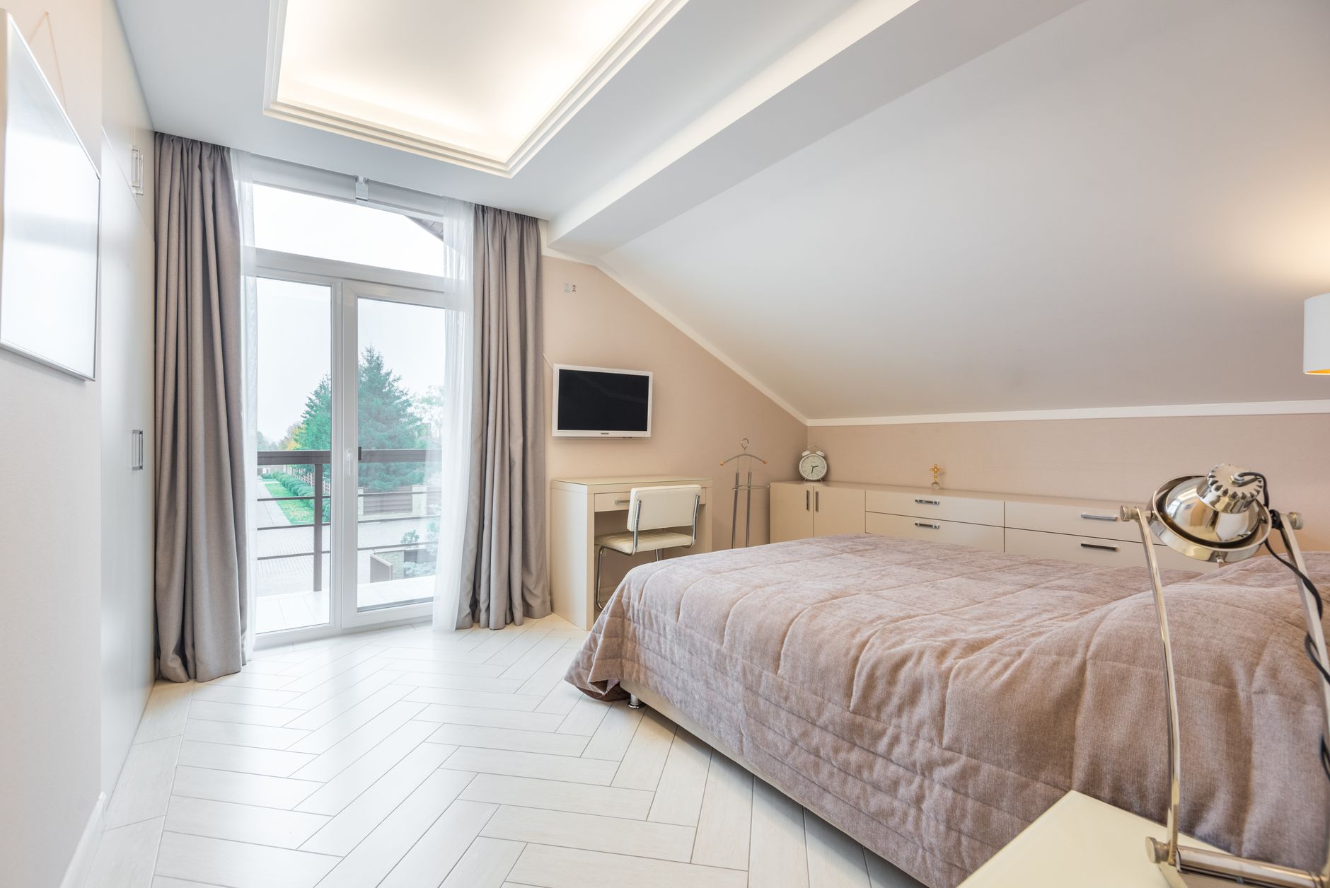 Slaapkamer met lichte visgraatvloer