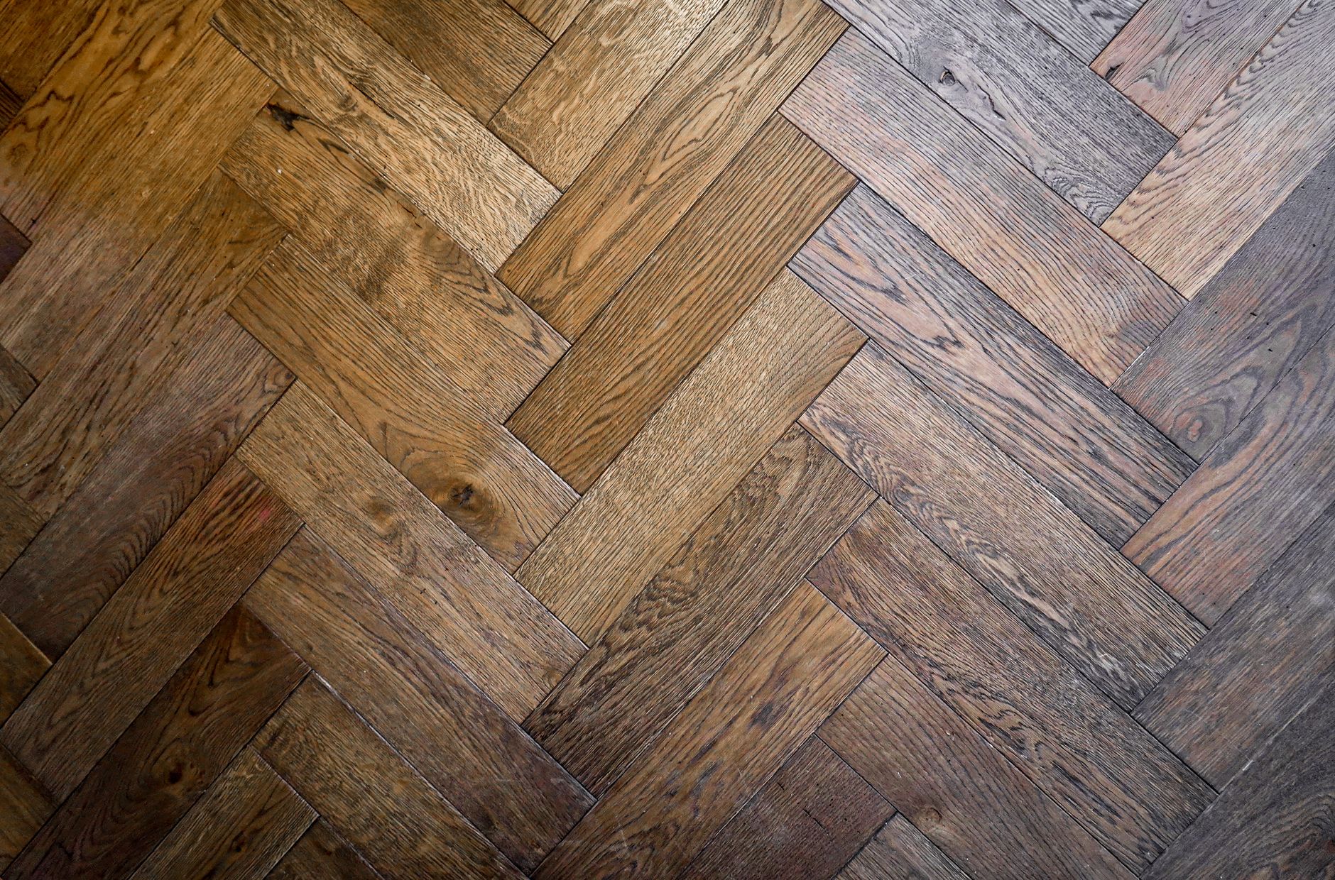 Close-up van een eiken visgraatvloer